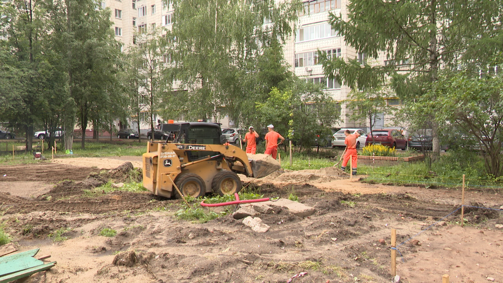 Ilsur Metshin inspects the progress of improvement of the yard on Golubyatnikova St.