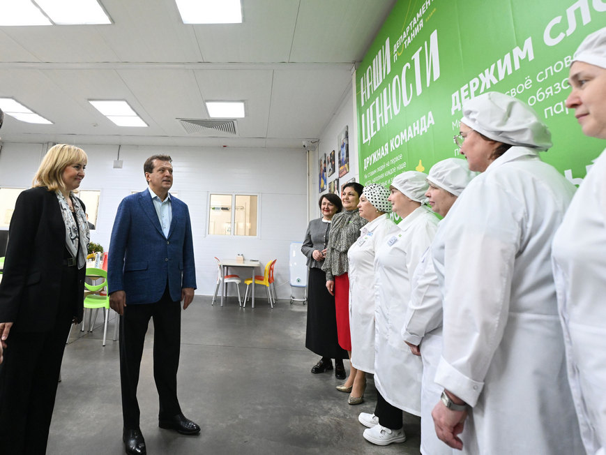 «На ваших хрупких плечах огромная ответственность»: мэр Казани поздравил с 8 Марта коллектив департамента продовольствия