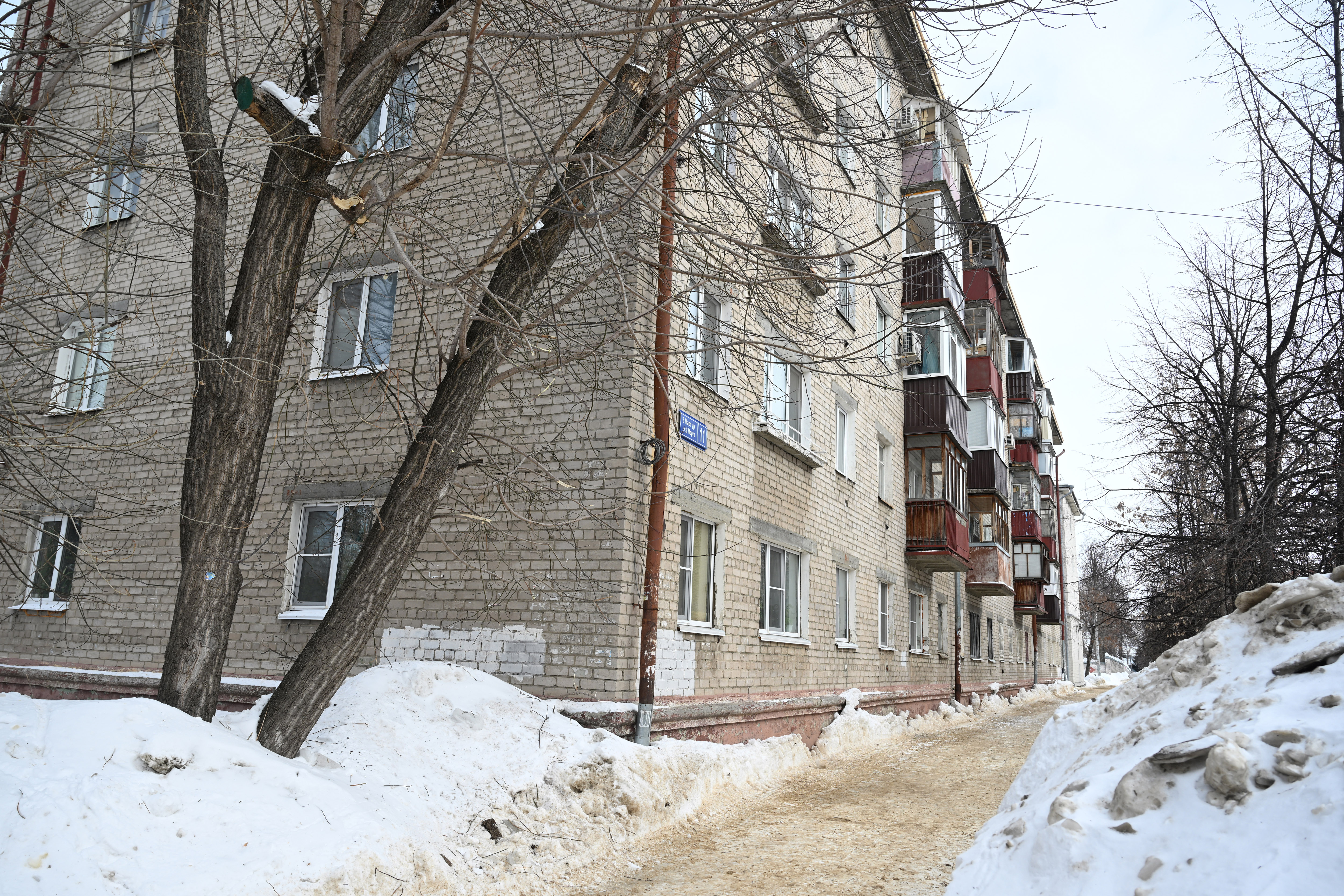 Мэр Казани проинспектировал ход ремонтных работ в доме №11 по улице 8 Марта