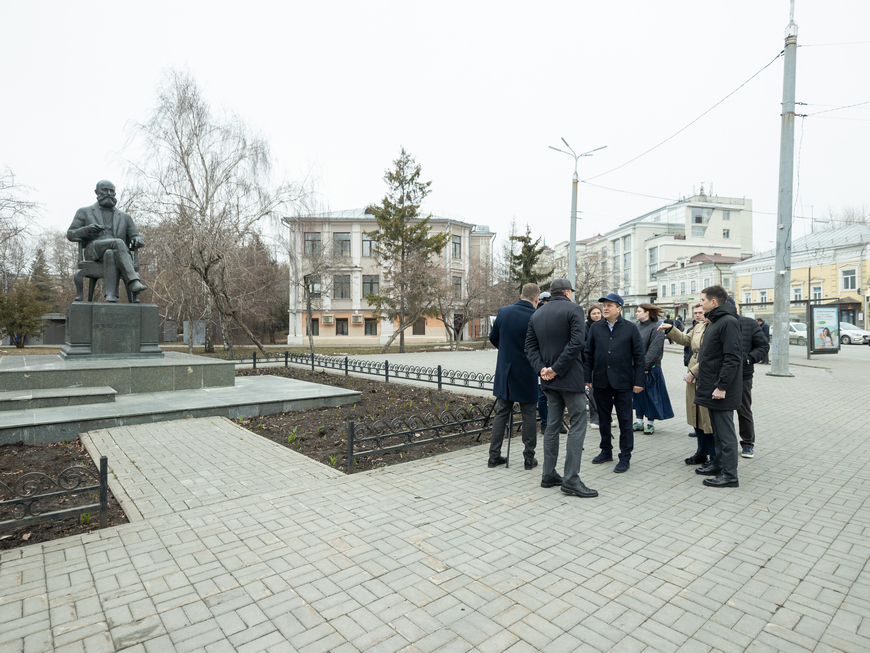 У памятника Бутлерова высадят 800 кустарников и организуют декоративную подсветку