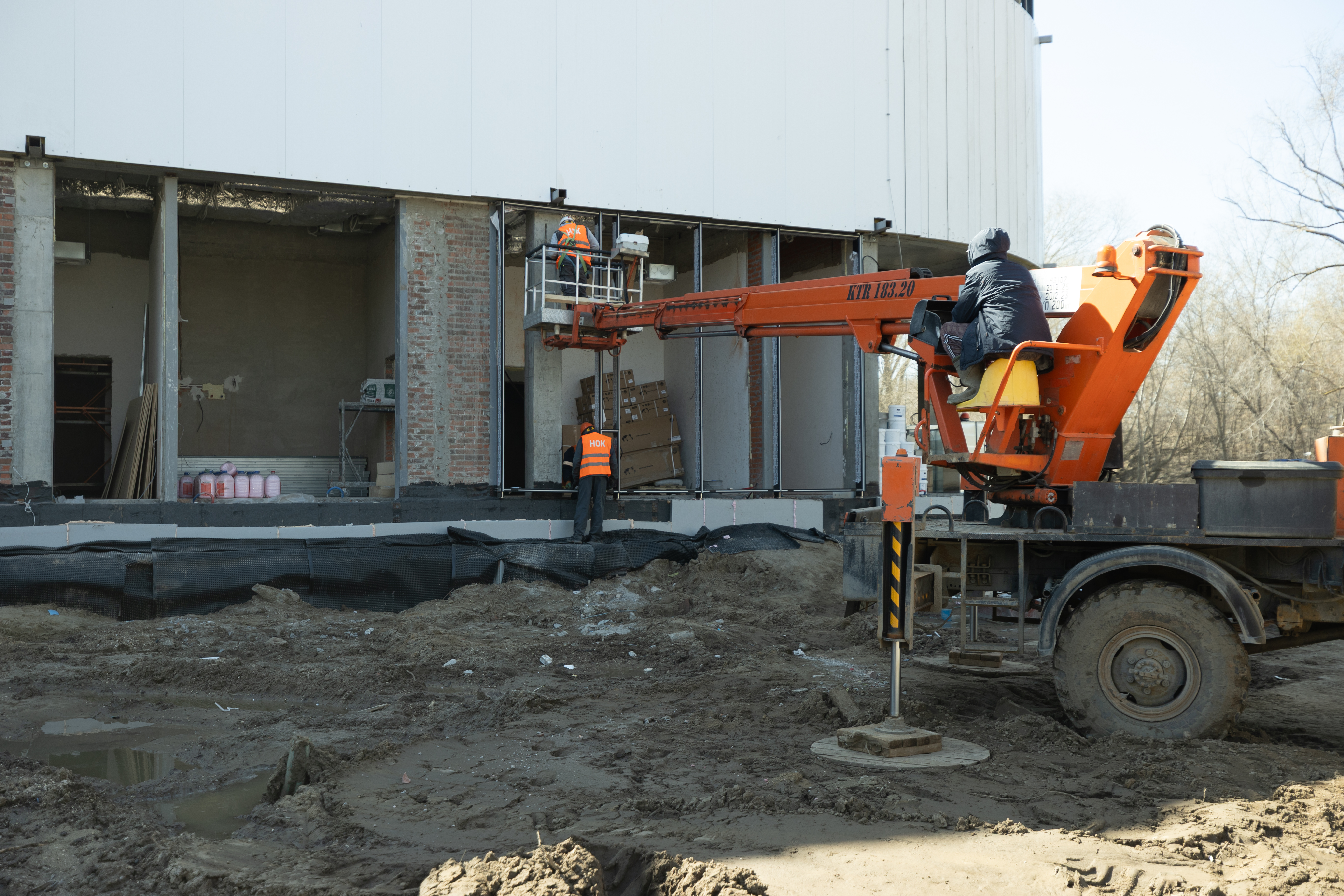 Ильсур Метшин проинспектировал ход строительства Центра фигурного катания