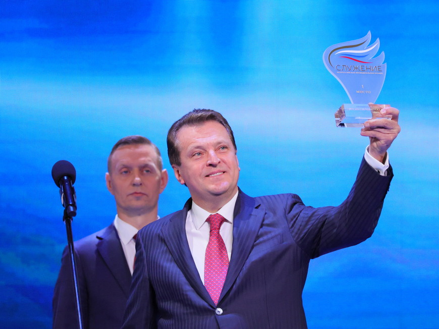Татьяна Голикова вручила Ильсуру Метшину премию «Служение»